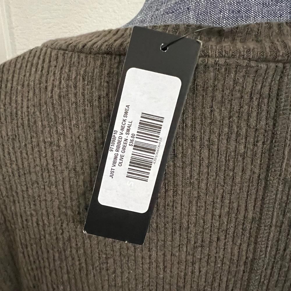 NWT Ribbed V-Neck Top - Picture 5 of 5